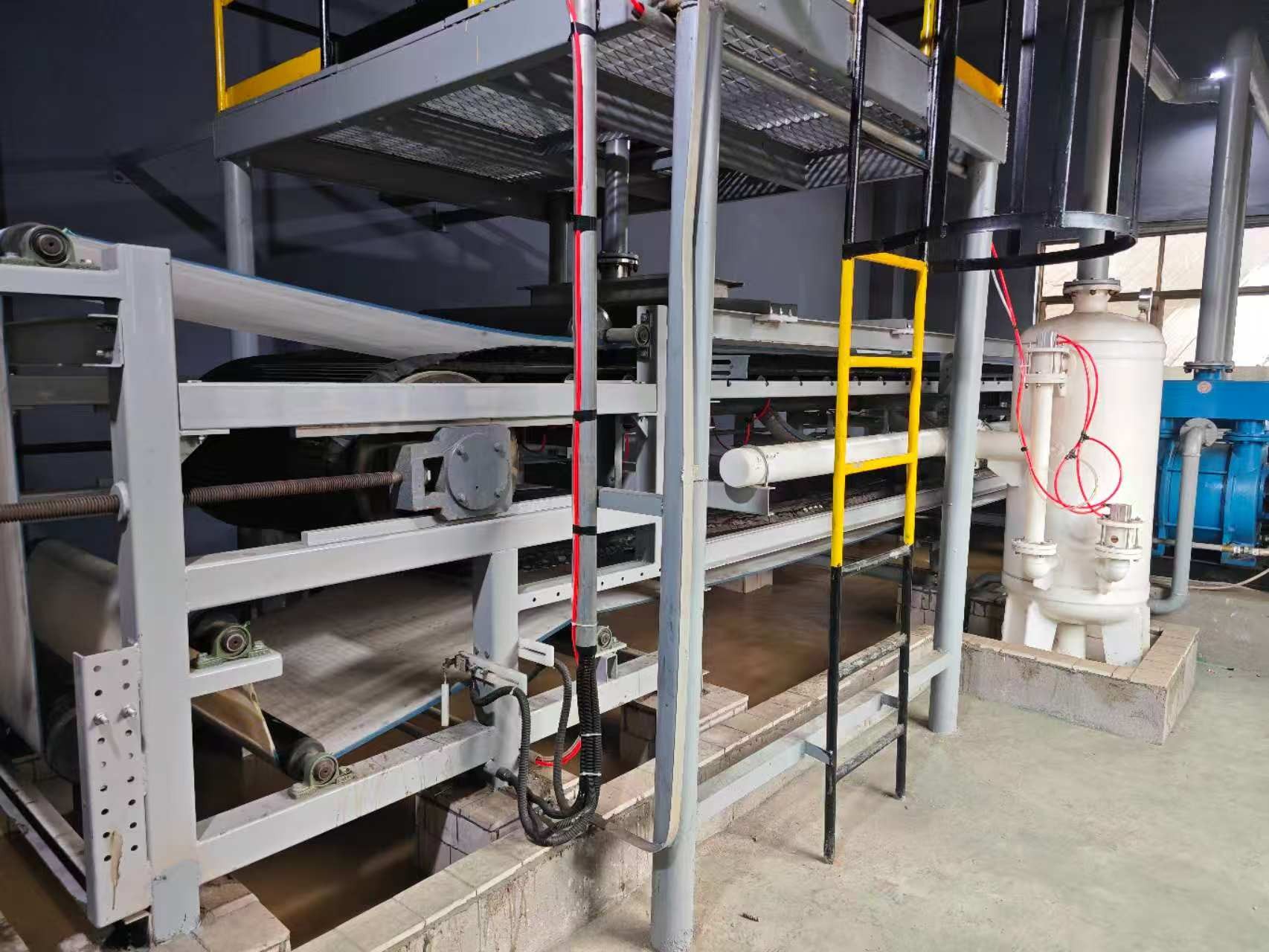 如何確定所需真空帶式過濾機(jī)的過濾面積等關(guān)鍵參數(shù)？