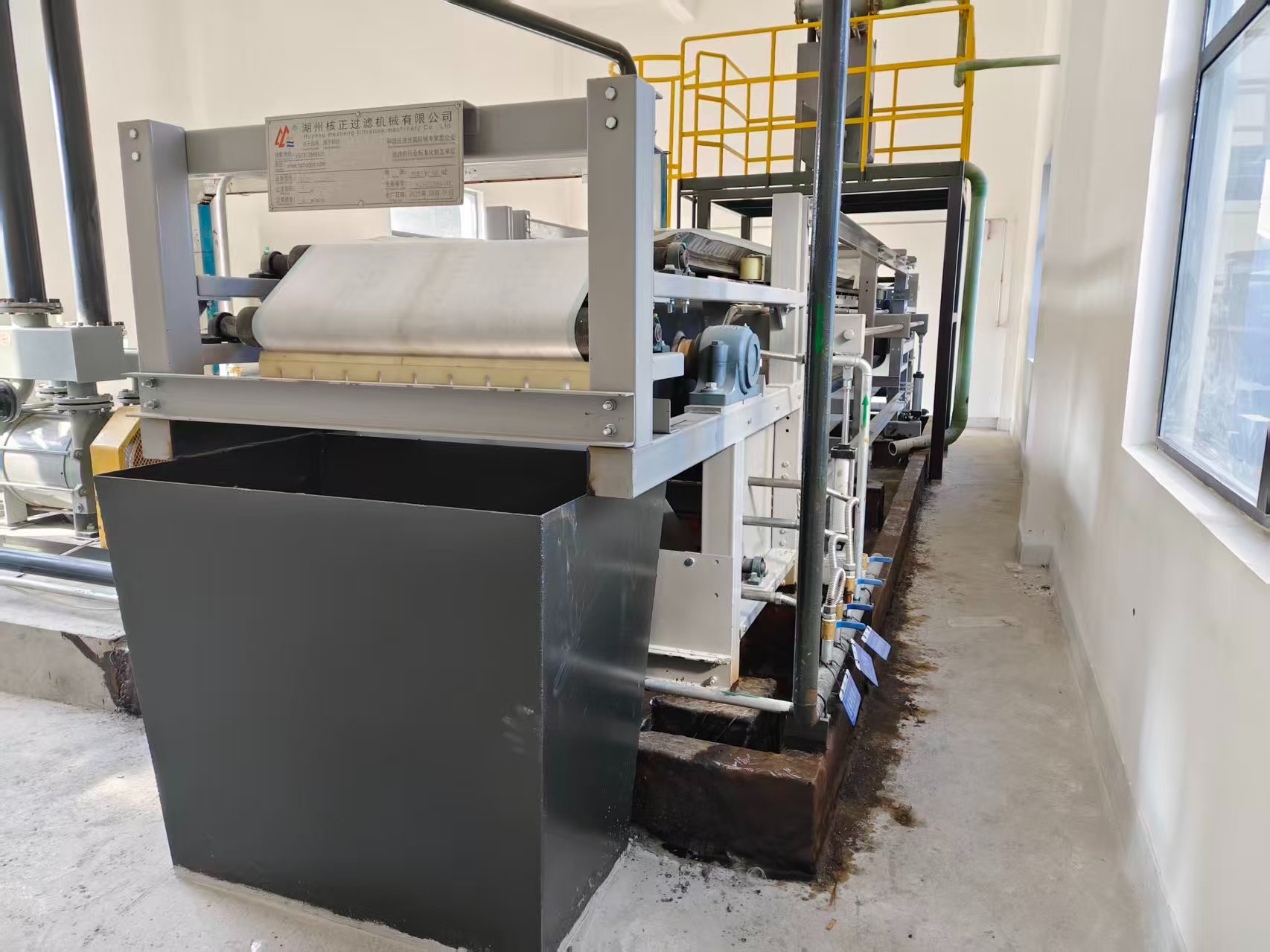 帶式真空過濾機(jī)的工作原理與板框過濾機(jī)有何不同？